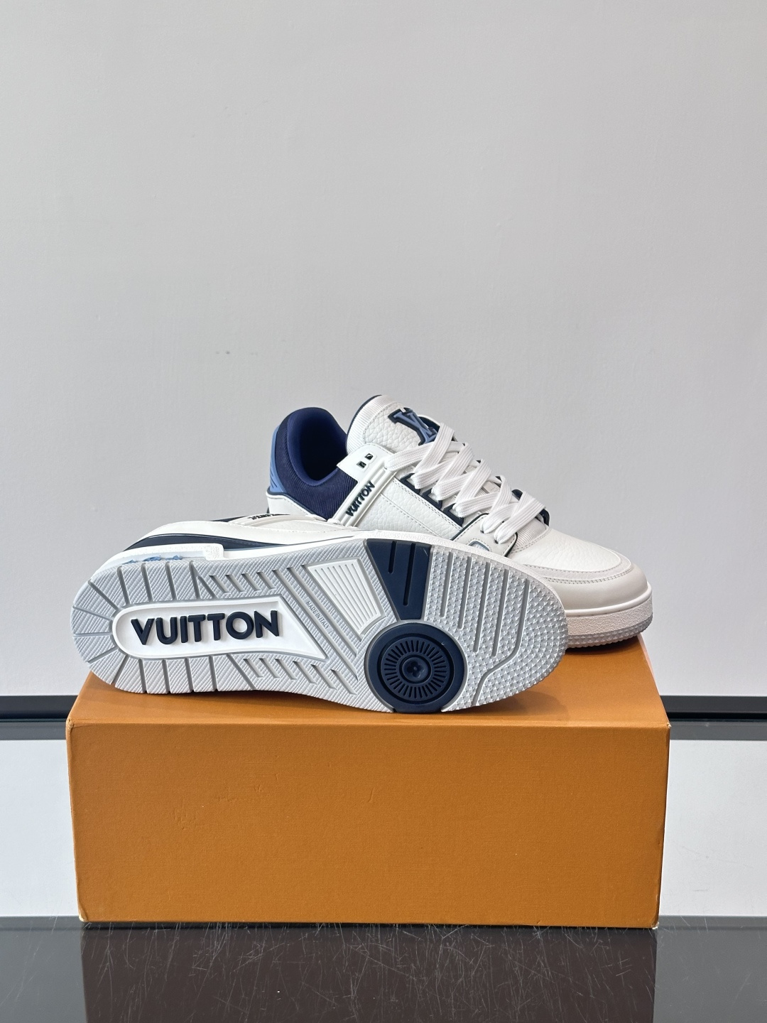 驴家 新配色 trainer运动鞋，本款 LV Trainer 运动鞋取材柔软粒面小牛皮，呈现纯净色调，