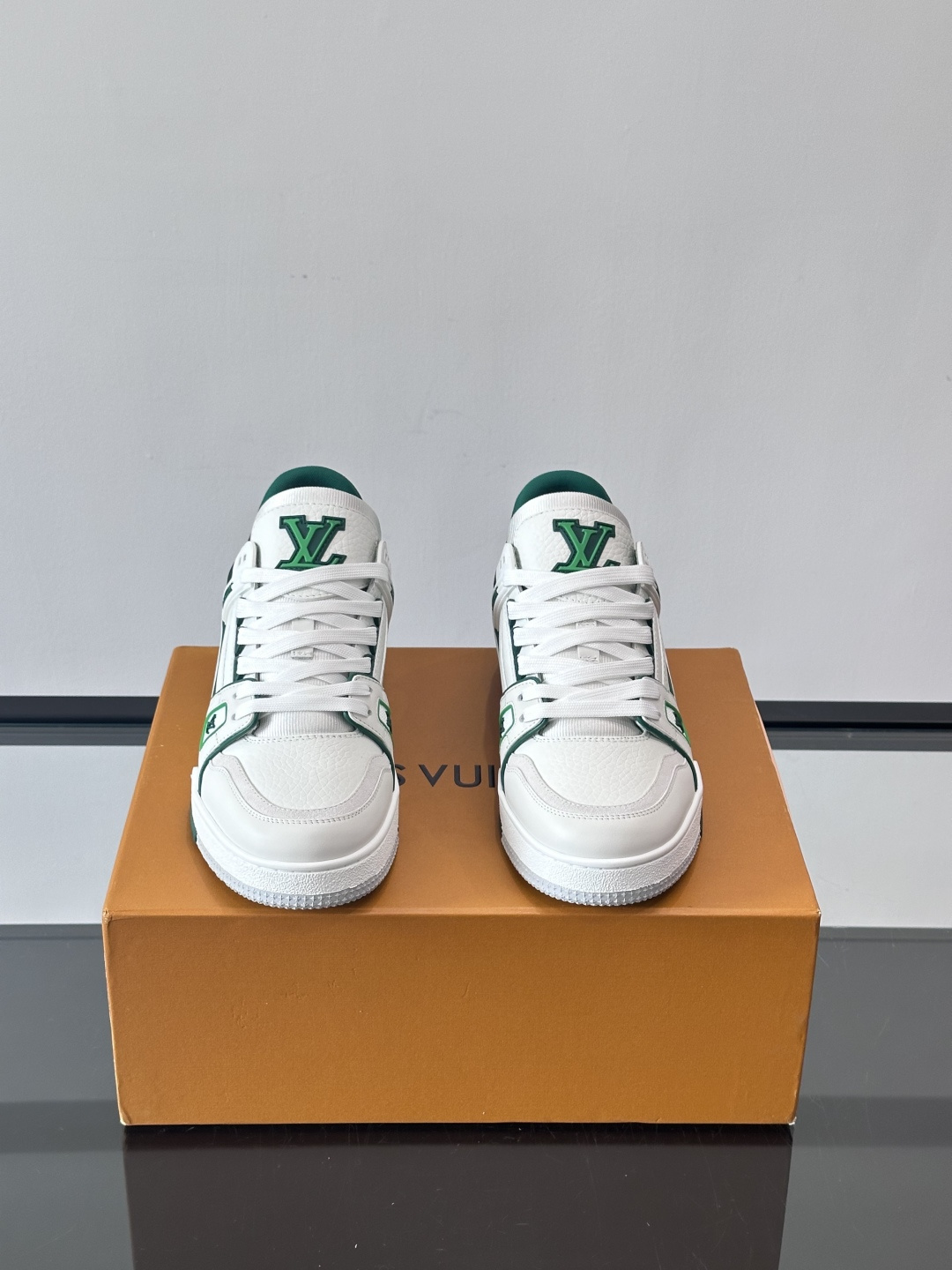 驴家 新配色 trainer运动鞋，本款 LV Trainer 运动鞋取材柔软粒面小牛皮，呈现纯净色调，