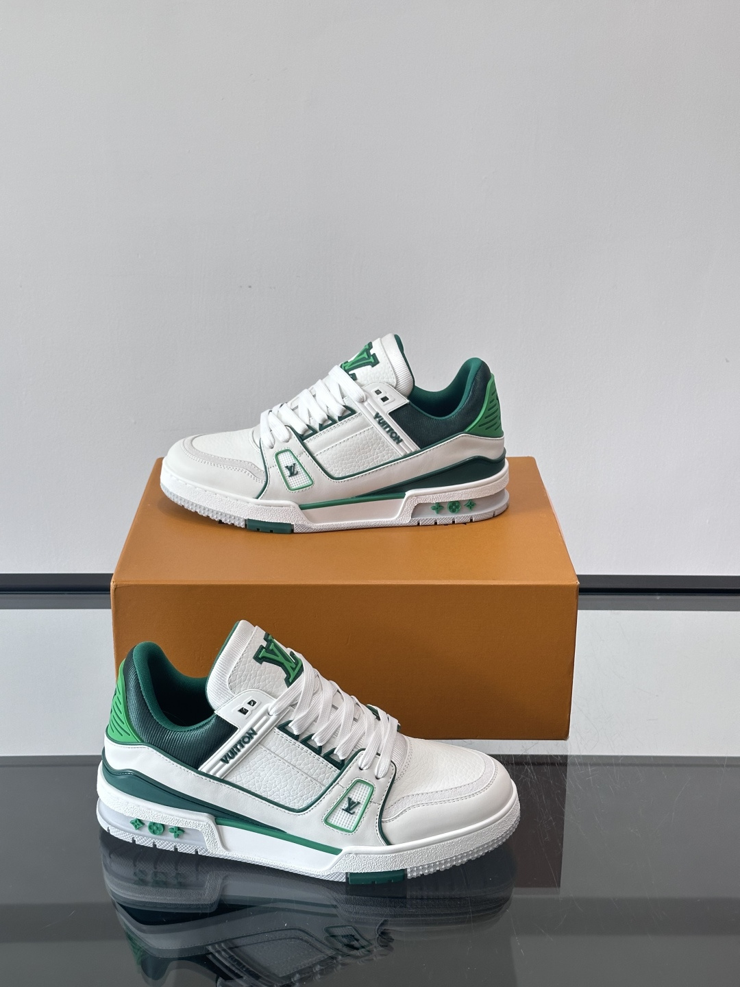 驴家 新配色 trainer运动鞋，本款 LV Trainer 运动鞋取材柔软粒面小牛皮，呈现纯净色调，