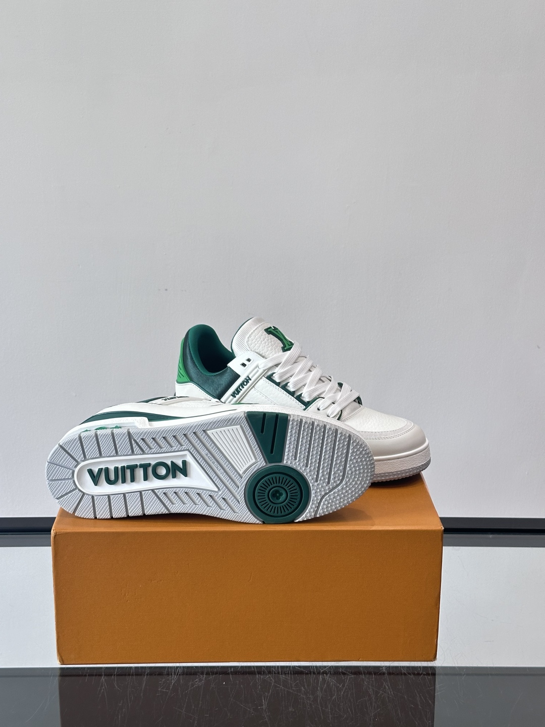 驴家 新配色 trainer运动鞋，本款 LV Trainer 运动鞋取材柔软粒面小牛皮，呈现纯净色调，