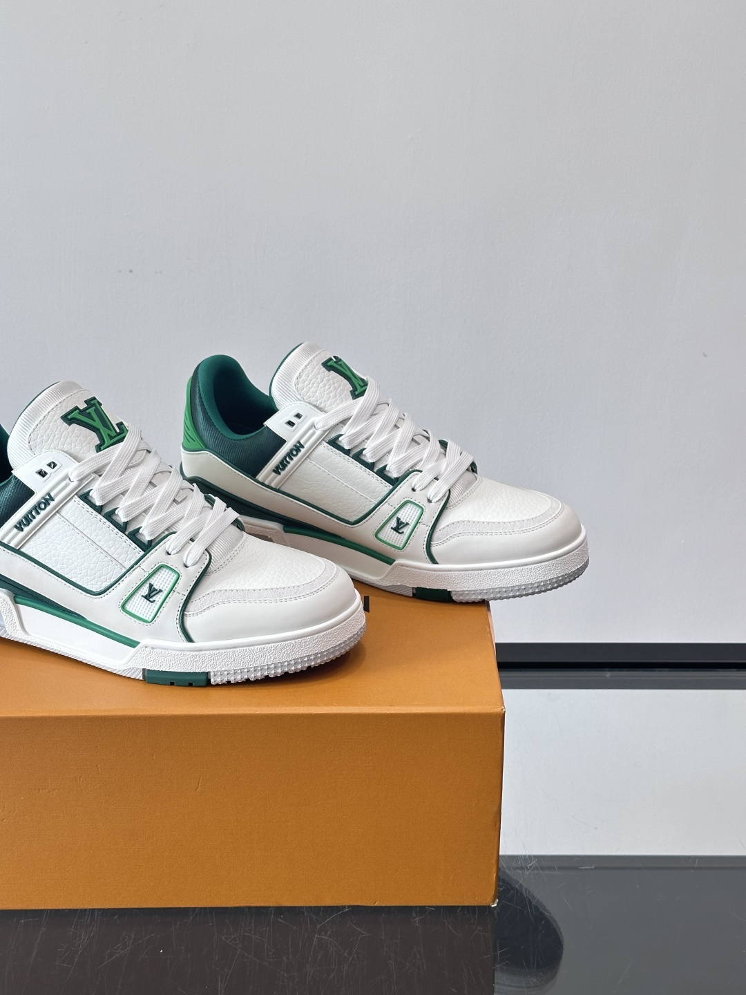 驴家 新配色 trainer运动鞋，本款 LV Trainer 运动鞋取材柔软粒面小牛皮，呈现纯净色调，