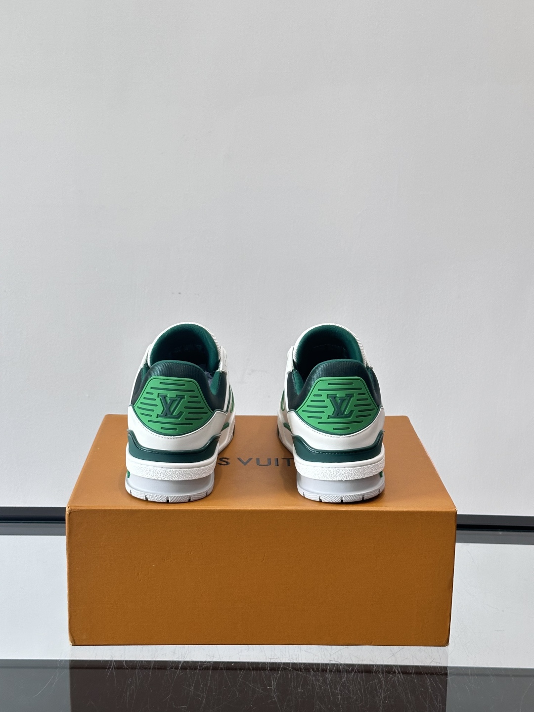 驴家 新配色 trainer运动鞋，本款 LV Trainer 运动鞋取材柔软粒面小牛皮，呈现纯净色调，