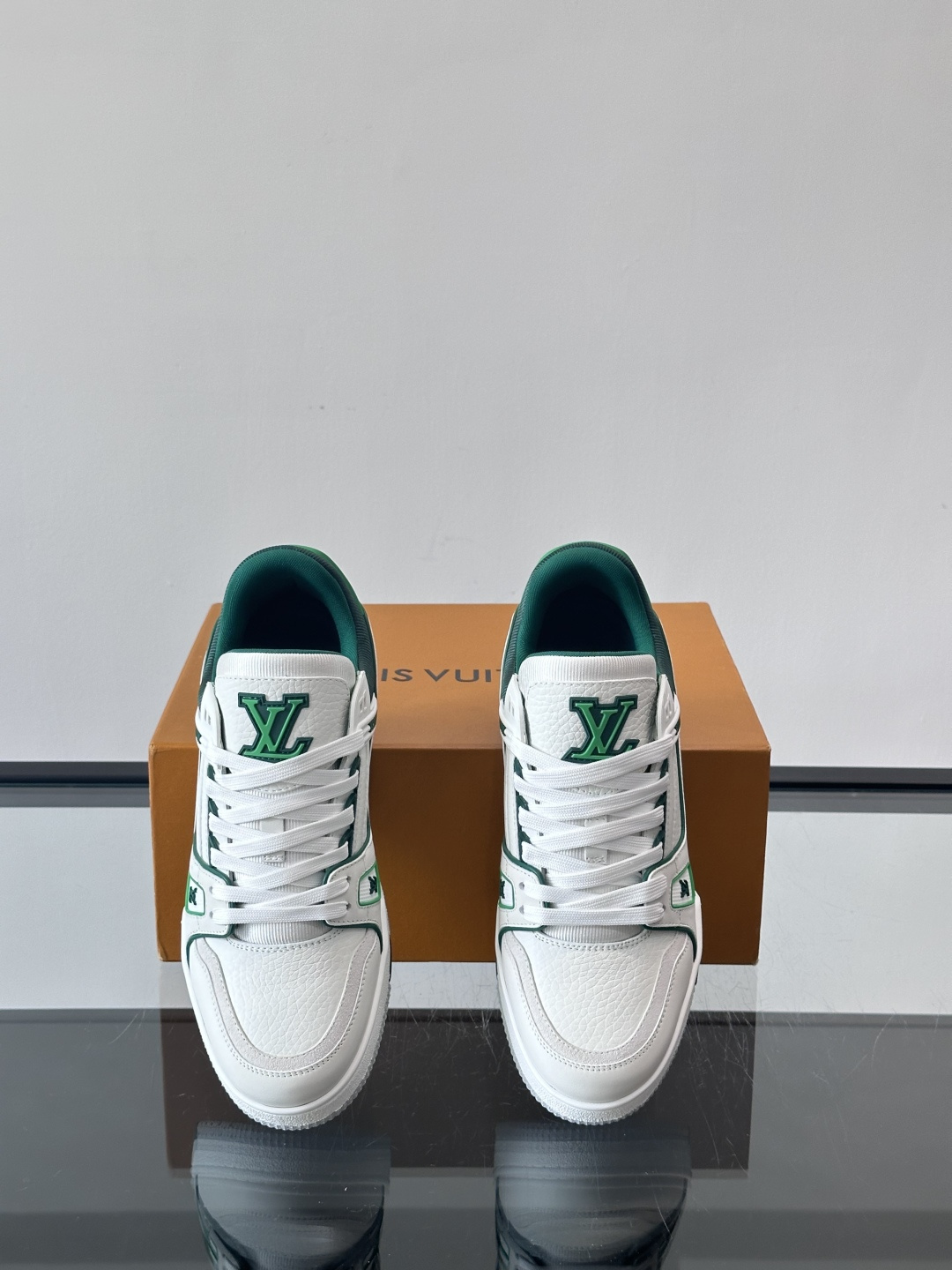 驴家 新配色 trainer运动鞋，本款 LV Trainer 运动鞋取材柔软粒面小牛皮，呈现纯净色调，