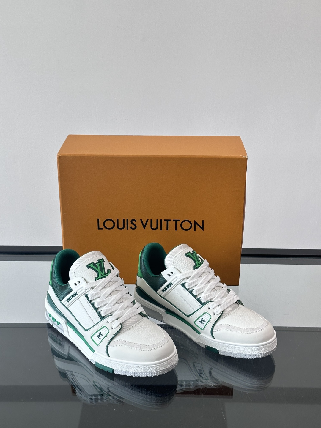 驴家 新配色 trainer运动鞋，本款 LV Trainer 运动鞋取材柔软粒面小牛皮，呈现纯净色调，