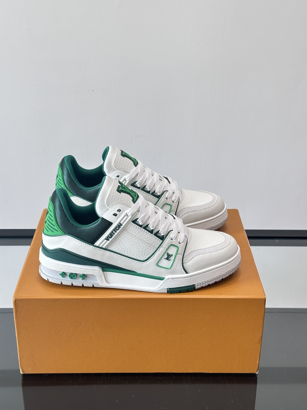 驴家 新配色 trainer运动鞋，本款 LV Trainer 运动鞋取材柔软粒面小牛皮，呈现纯净色调，