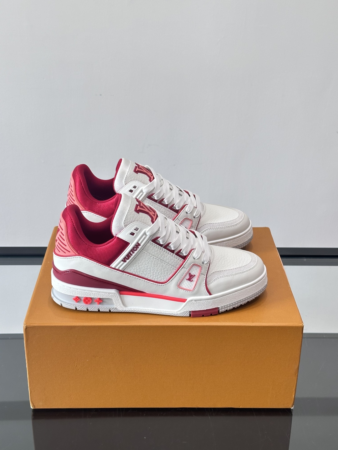 驴家 新配色 trainer运动鞋，本款 LV Trainer 运动鞋取材柔软粒面小牛皮，呈现纯净色调，