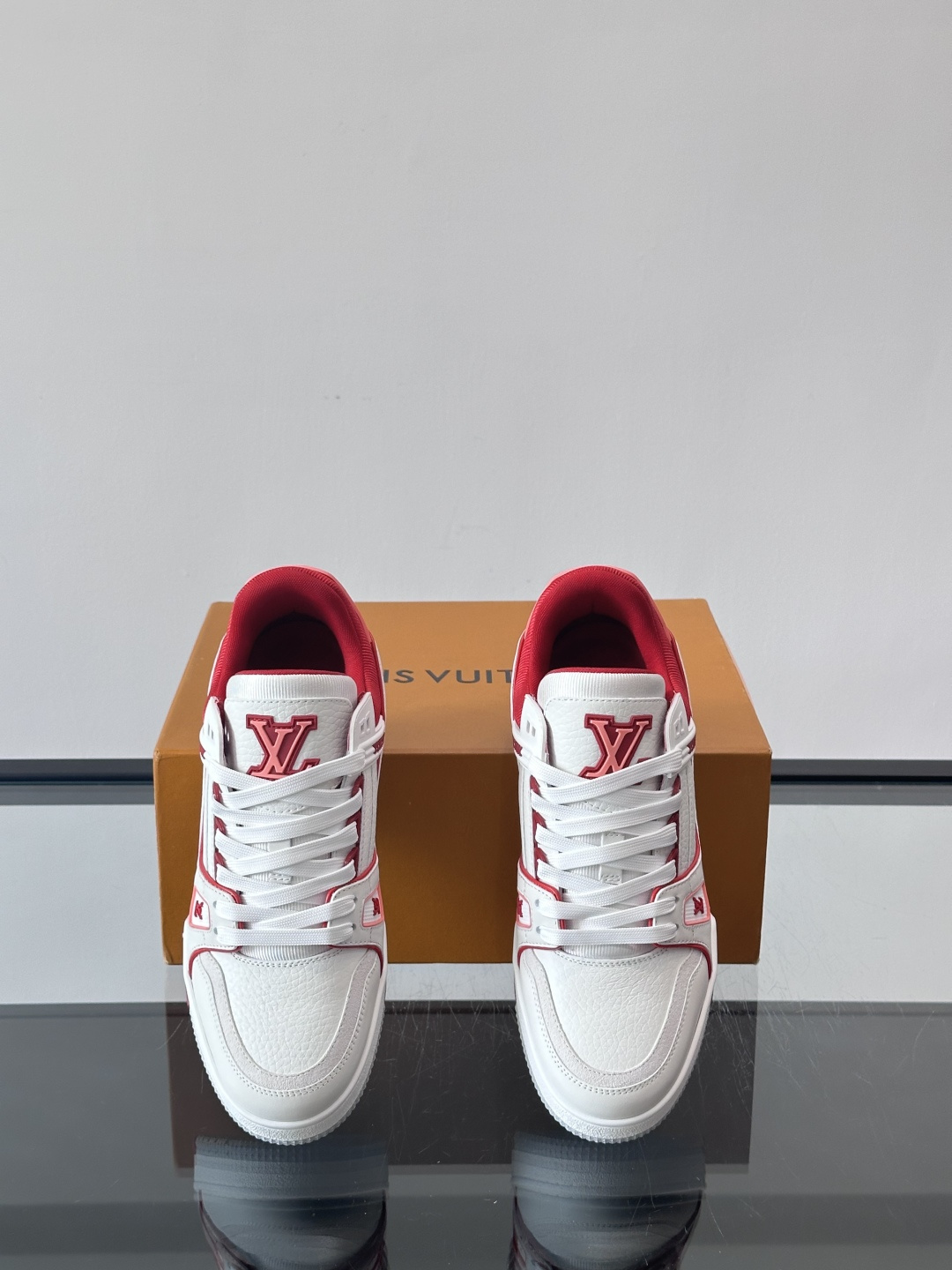 驴家 新配色 trainer运动鞋，本款 LV Trainer 运动鞋取材柔软粒面小牛皮，呈现纯净色调，