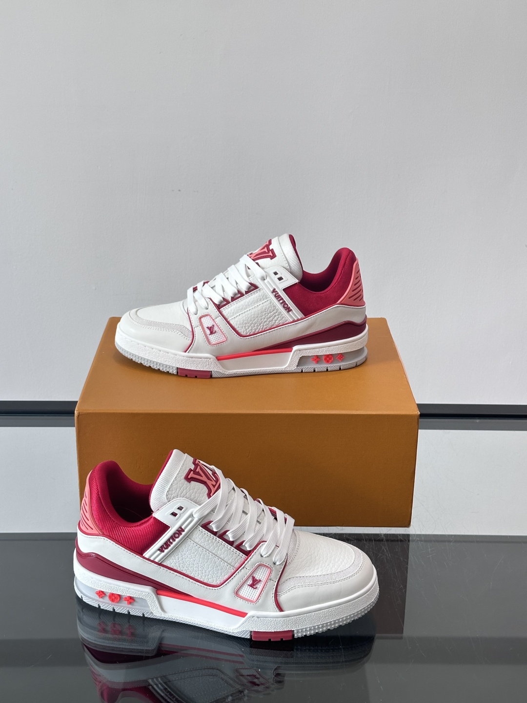 驴家 新配色 trainer运动鞋，本款 LV Trainer 运动鞋取材柔软粒面小牛皮，呈现纯净色调，