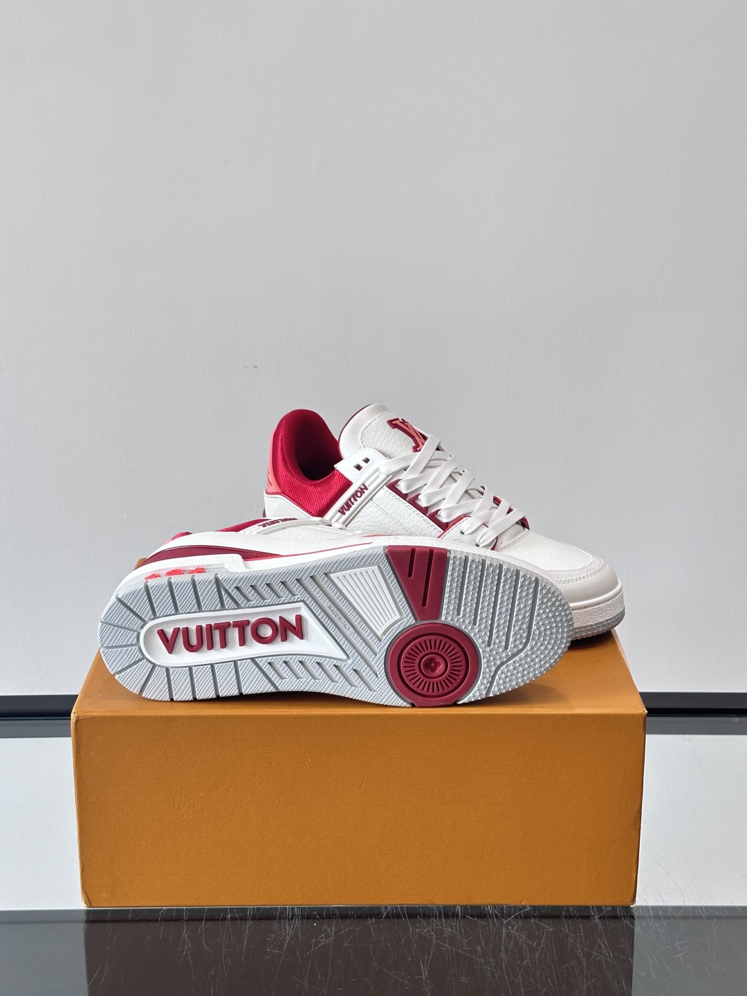 驴家 新配色 trainer运动鞋，本款 LV Trainer 运动鞋取材柔软粒面小牛皮，呈现纯净色调，