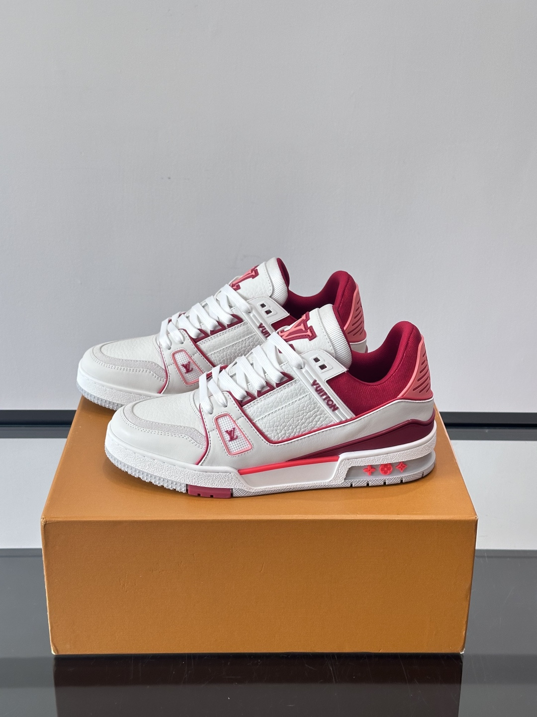 驴家 新配色 trainer运动鞋，本款 LV Trainer 运动鞋取材柔软粒面小牛皮，呈现纯净色调，