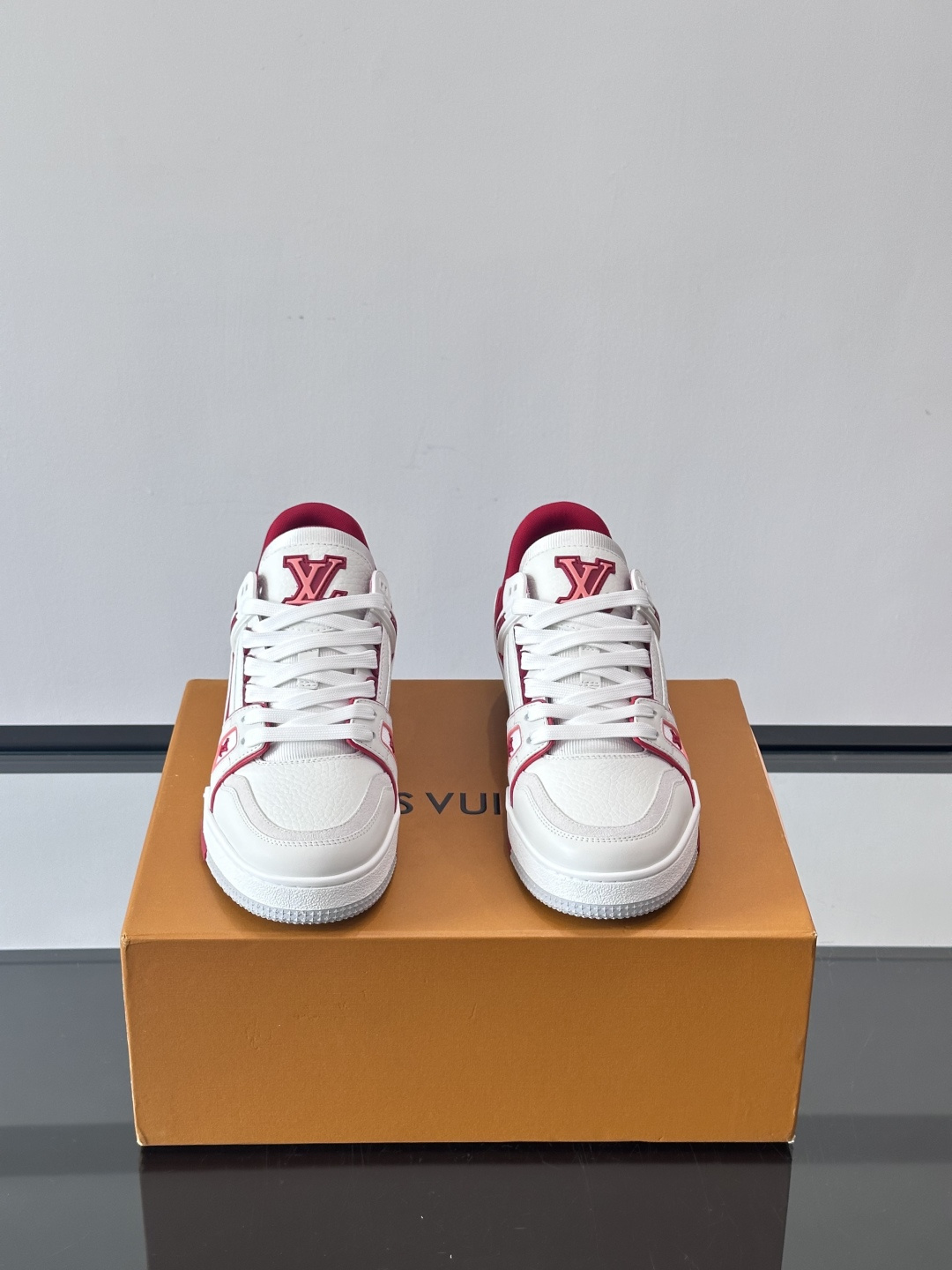 驴家 新配色 trainer运动鞋，本款 LV Trainer 运动鞋取材柔软粒面小牛皮，呈现纯净色调，