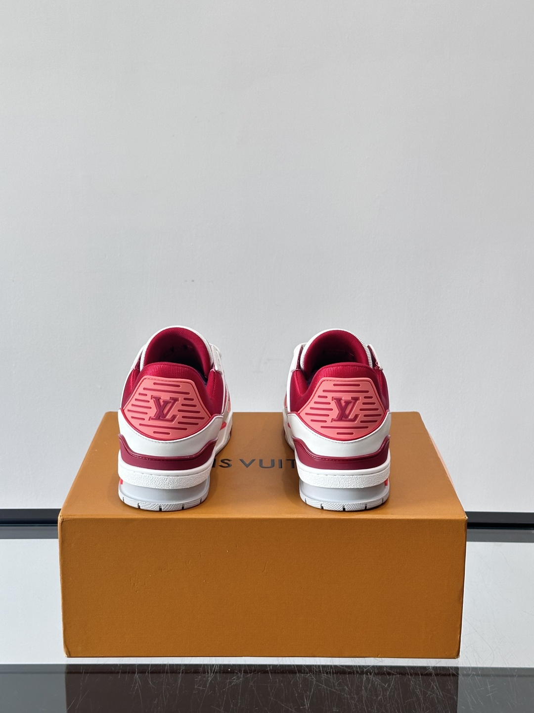 驴家 新配色 trainer运动鞋，本款 LV Trainer 运动鞋取材柔软粒面小牛皮，呈现纯净色调，