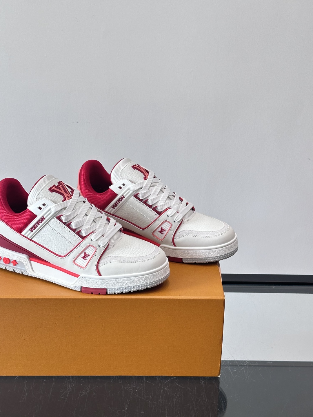 驴家 新配色 trainer运动鞋，本款 LV Trainer 运动鞋取材柔软粒面小牛皮，呈现纯净色调，