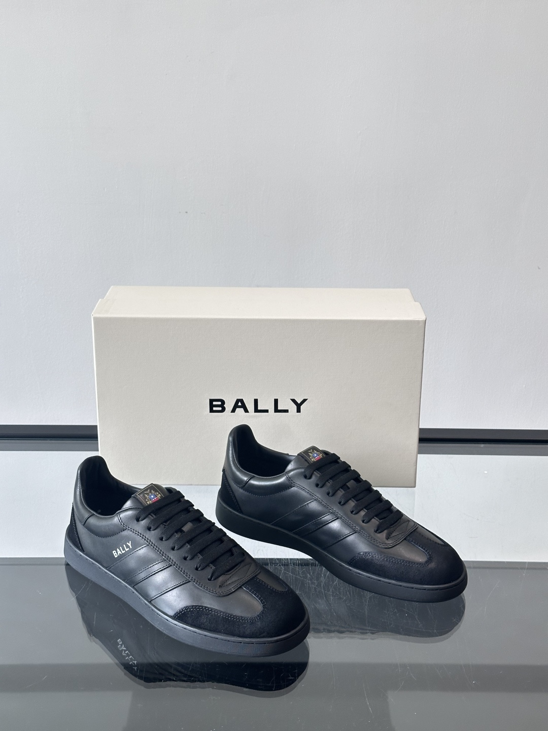 BALLY Retro Crest运动鞋 演绎复刻家徽Retro Crest运动鞋，经典条纹元素点缀简约