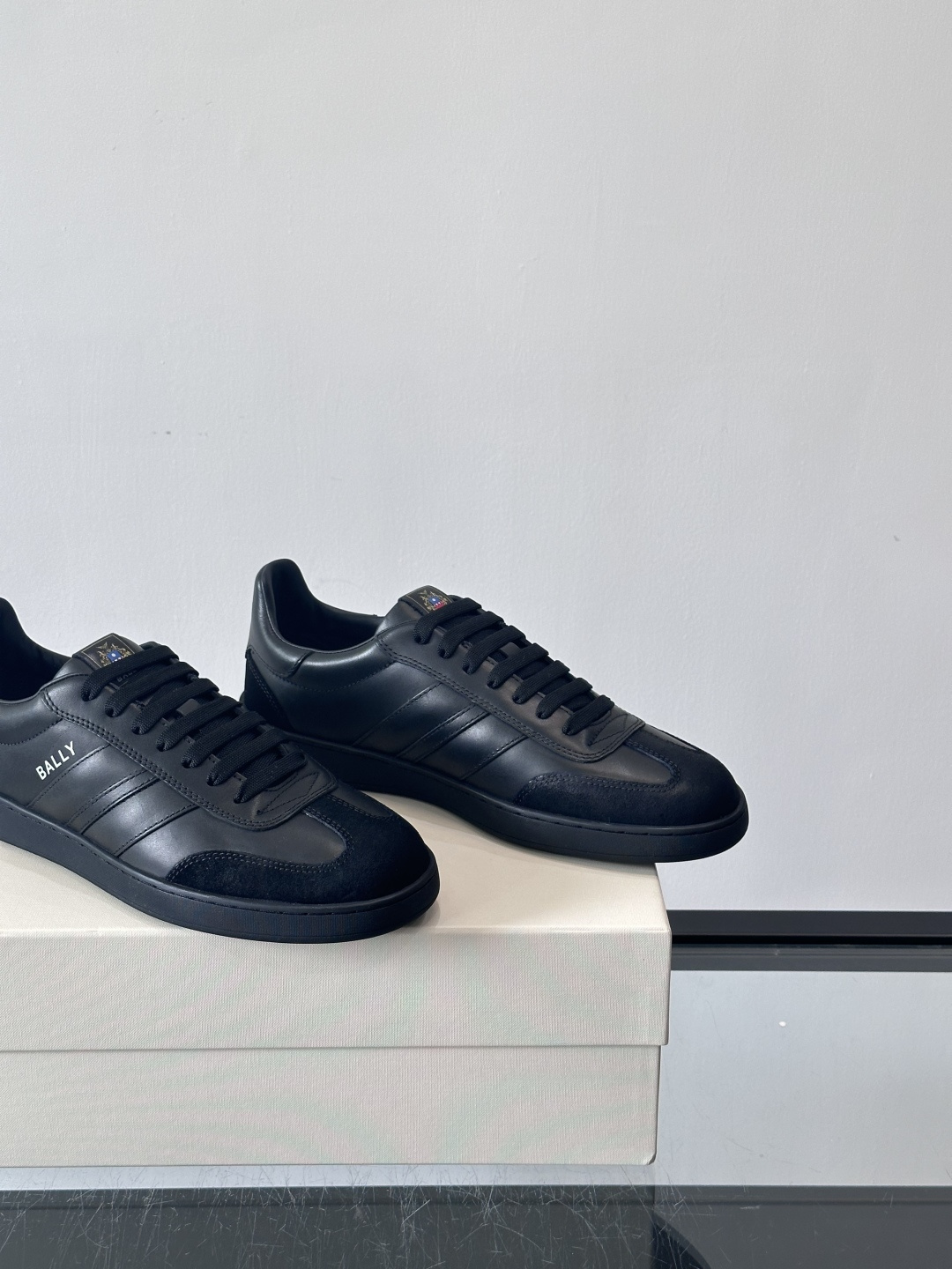 BALLY Retro Crest运动鞋 演绎复刻家徽Retro Crest运动鞋，经典条纹元素点缀简约