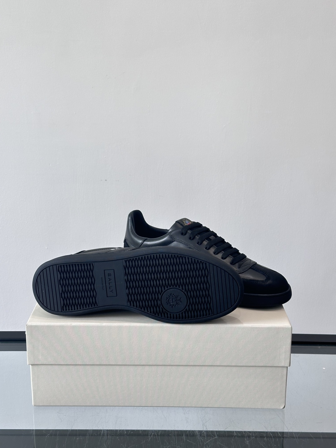 BALLY Retro Crest运动鞋 演绎复刻家徽Retro Crest运动鞋，经典条纹元素点缀简约