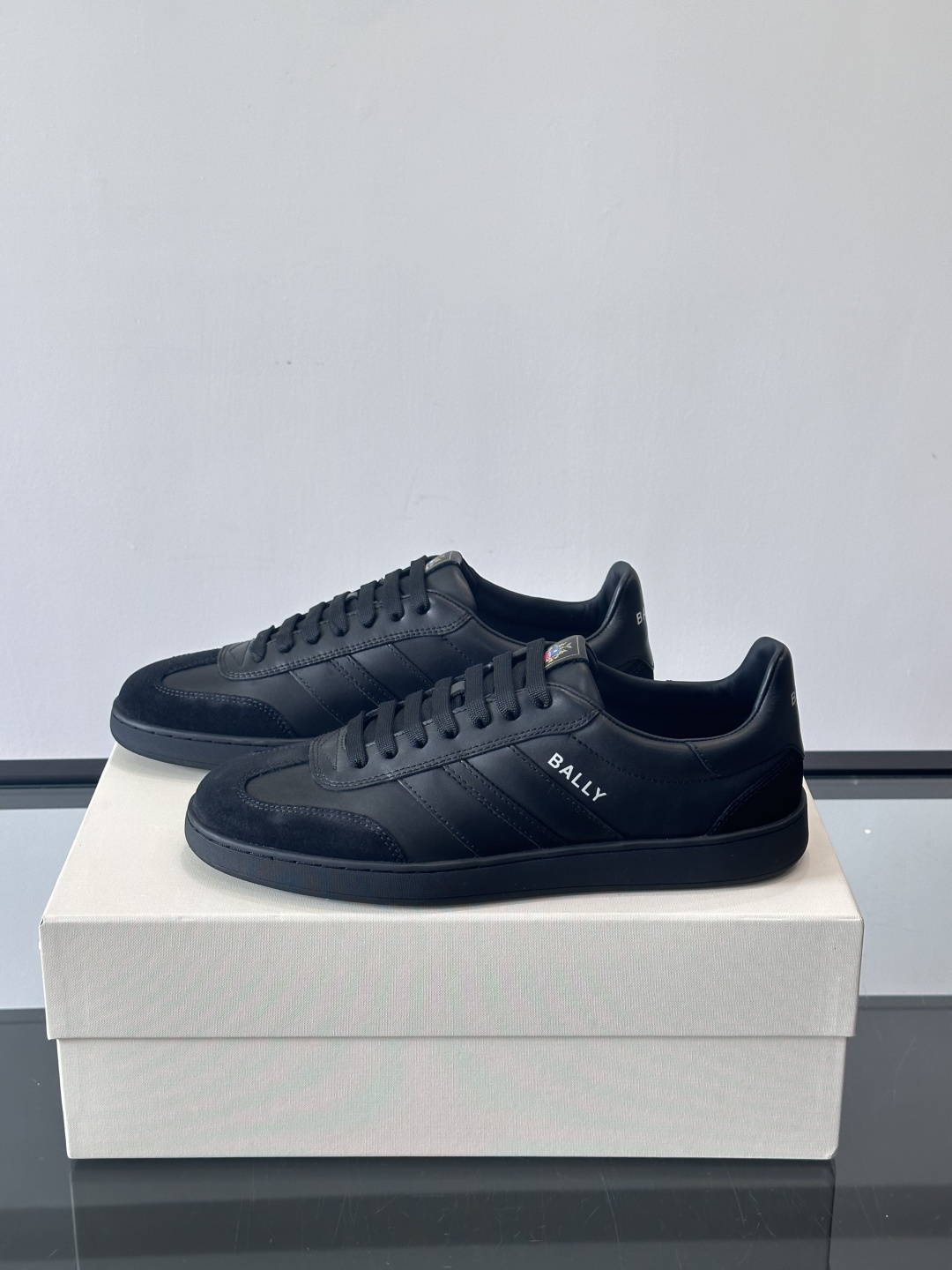 BALLY Retro Crest运动鞋 演绎复刻家徽Retro Crest运动鞋，经典条纹元素点缀简约