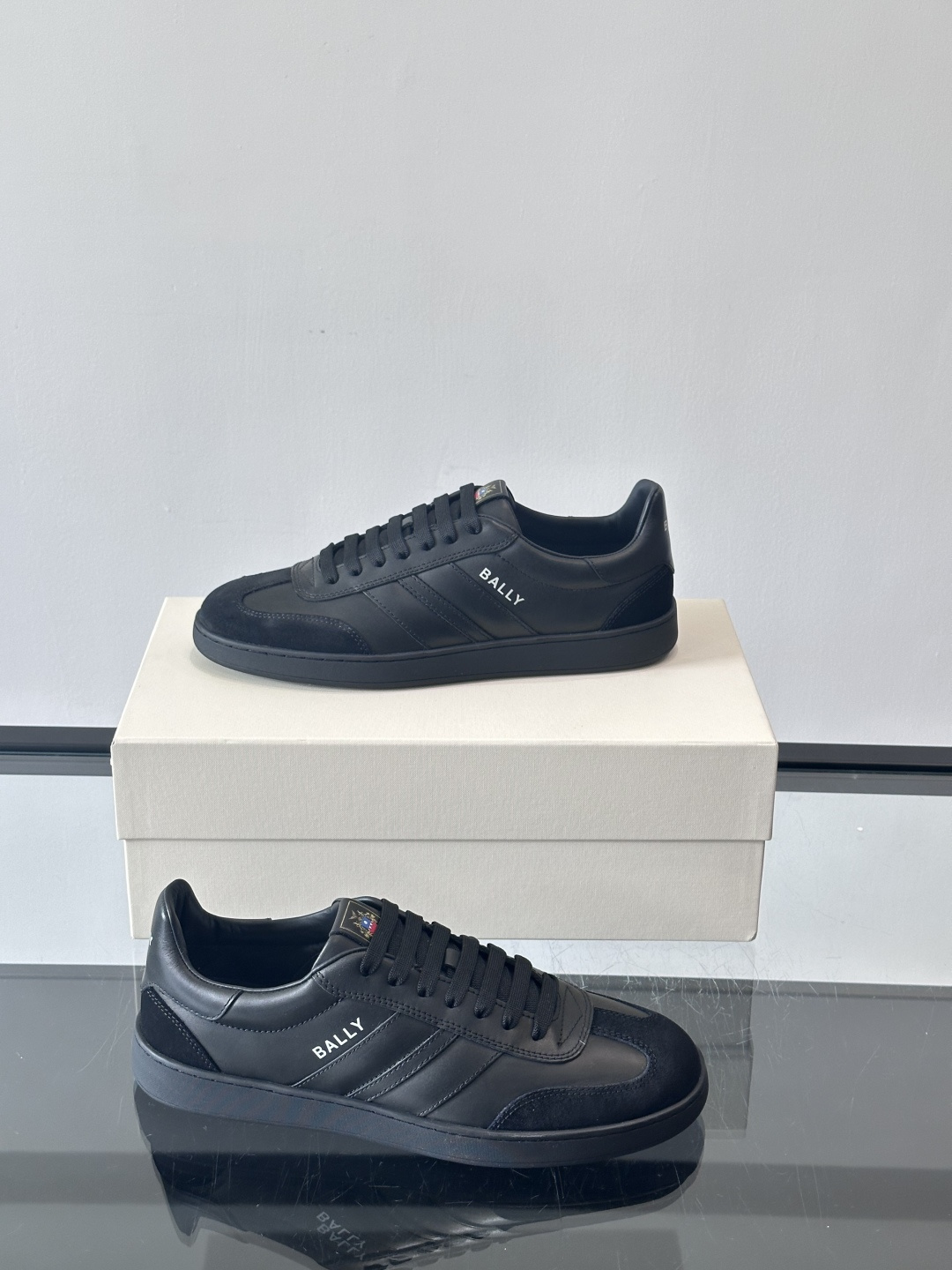 BALLY Retro Crest运动鞋 演绎复刻家徽Retro Crest运动鞋，经典条纹元素点缀简约