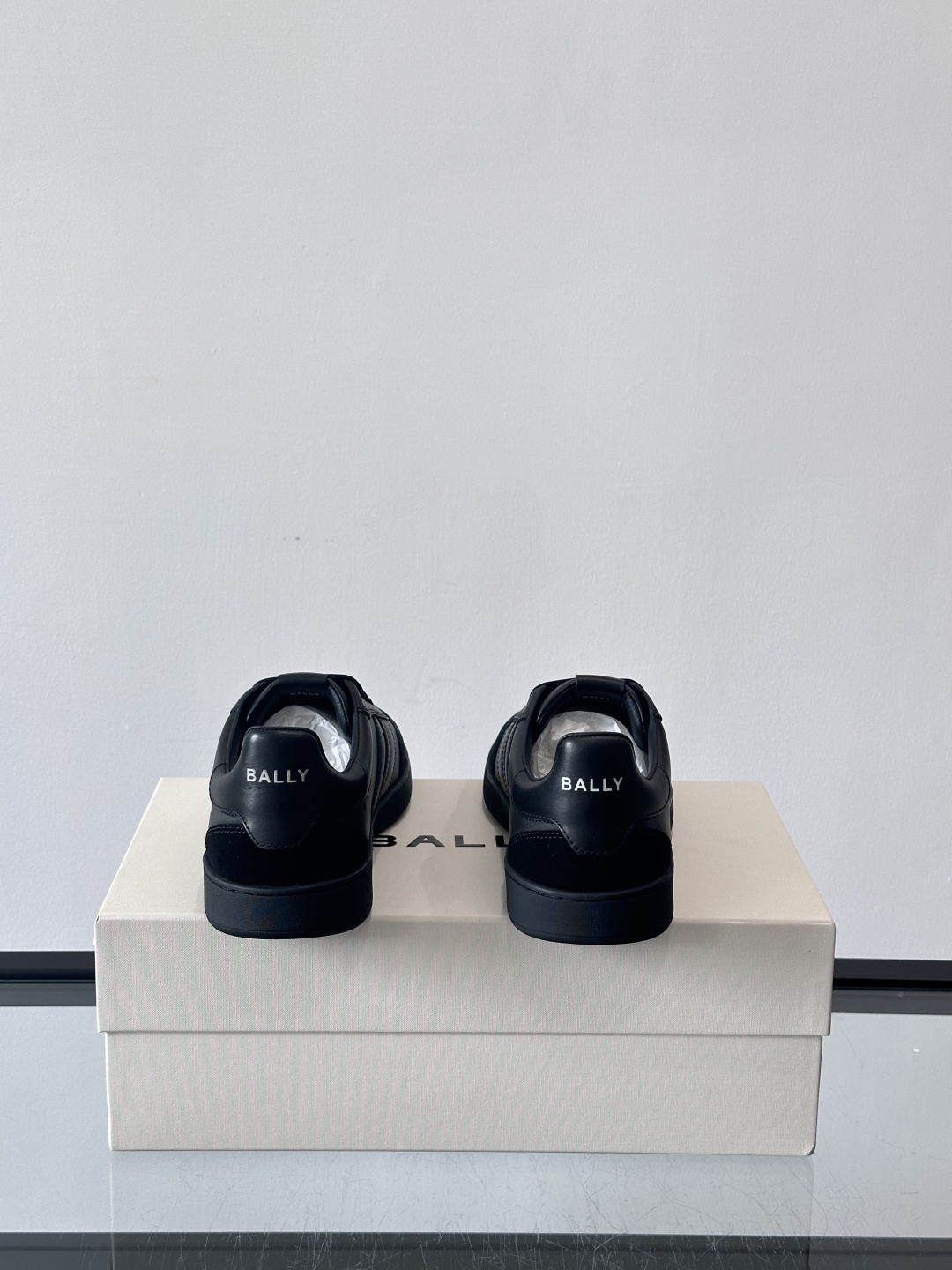 BALLY Retro Crest运动鞋 演绎复刻家徽Retro Crest运动鞋，经典条纹元素点缀简约