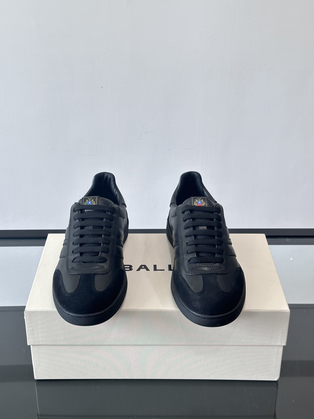 BALLY Retro Crest运动鞋 演绎复刻家徽Retro Crest运动鞋，经典条纹元素点缀简约