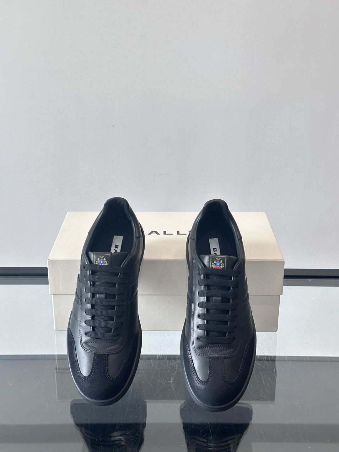 BALLY Retro Crest运动鞋 演绎复刻家徽Retro Crest运动鞋，经典条纹元素点缀简约