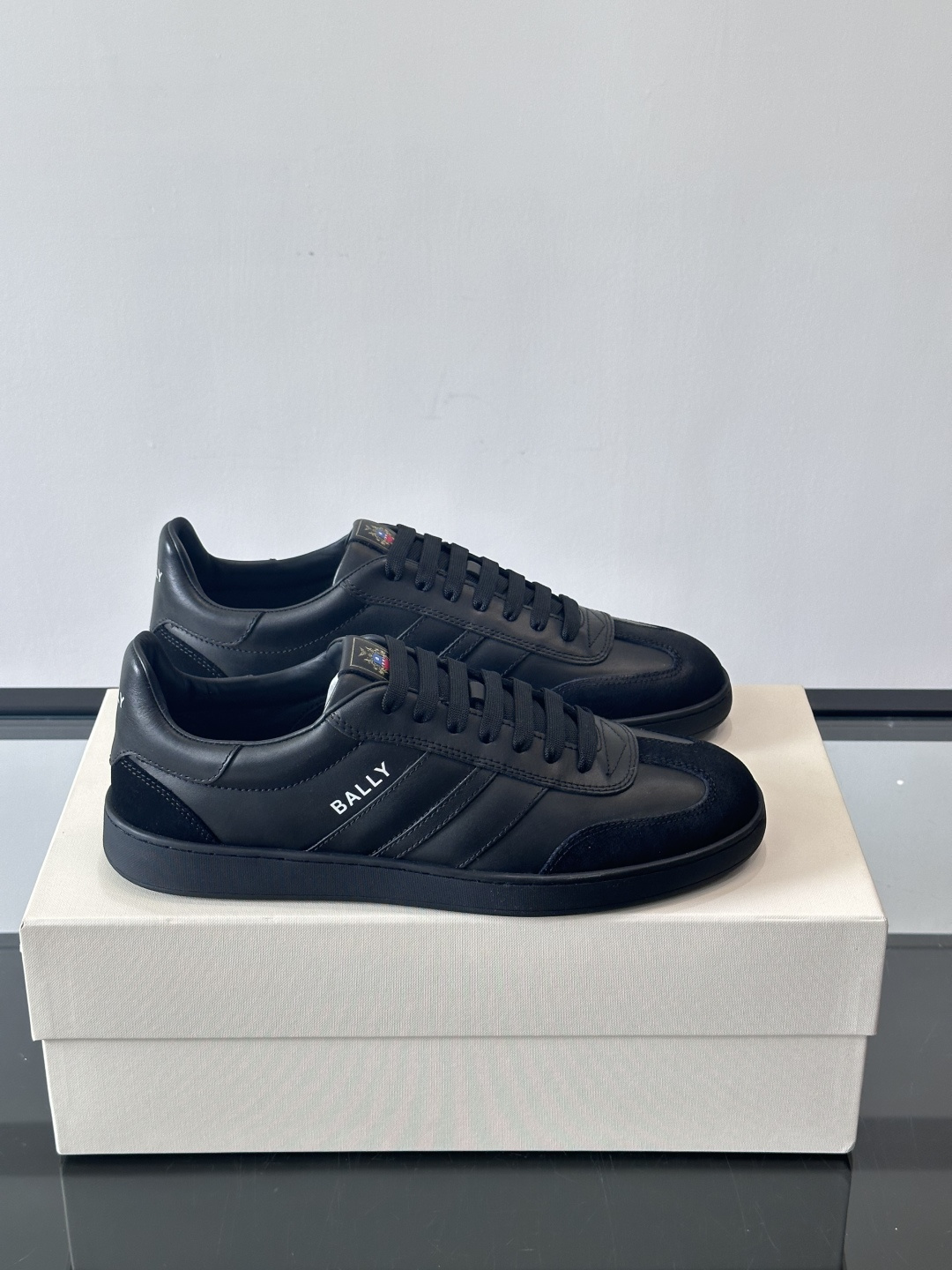 BALLY Retro Crest运动鞋 演绎复刻家徽Retro Crest运动鞋，经典条纹元素点缀简约