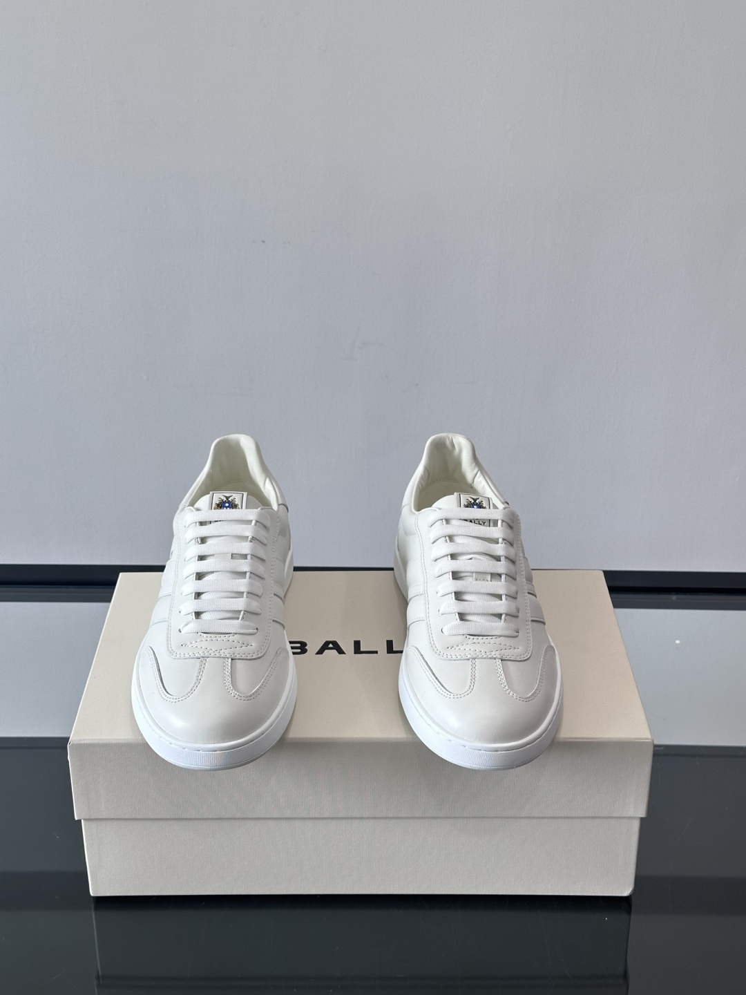 BALLY Retro Crest运动鞋 演绎复刻家徽Retro Crest运动鞋，经典条纹元素点缀简约