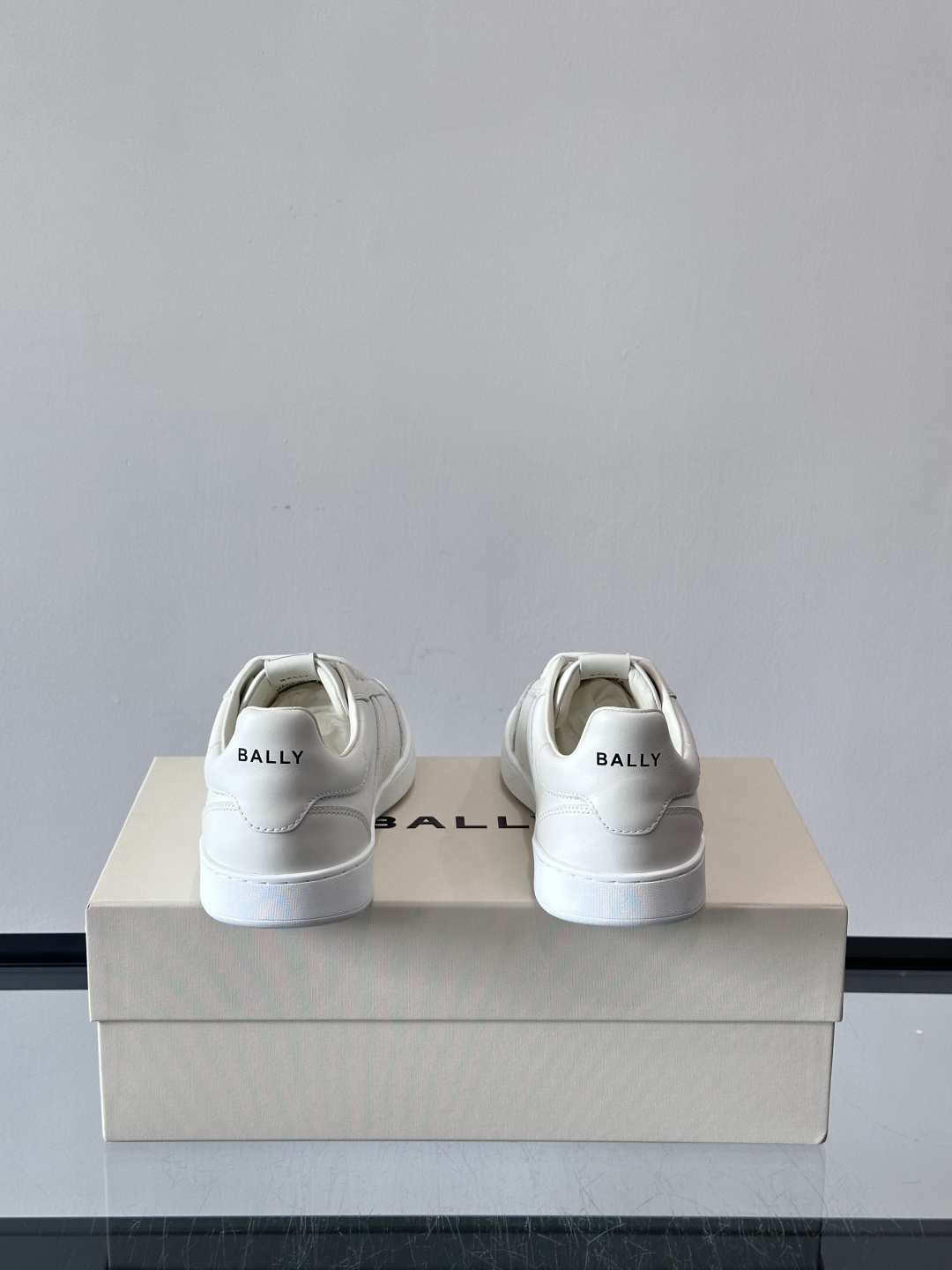 BALLY Retro Crest运动鞋 演绎复刻家徽Retro Crest运动鞋，经典条纹元素点缀简约