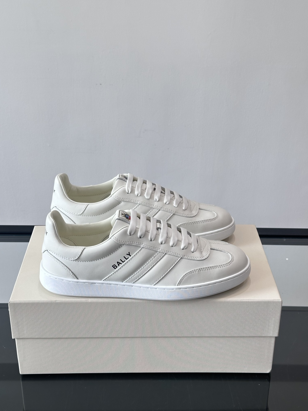 BALLY Retro Crest运动鞋 演绎复刻家徽Retro Crest运动鞋，经典条纹元素点缀简约