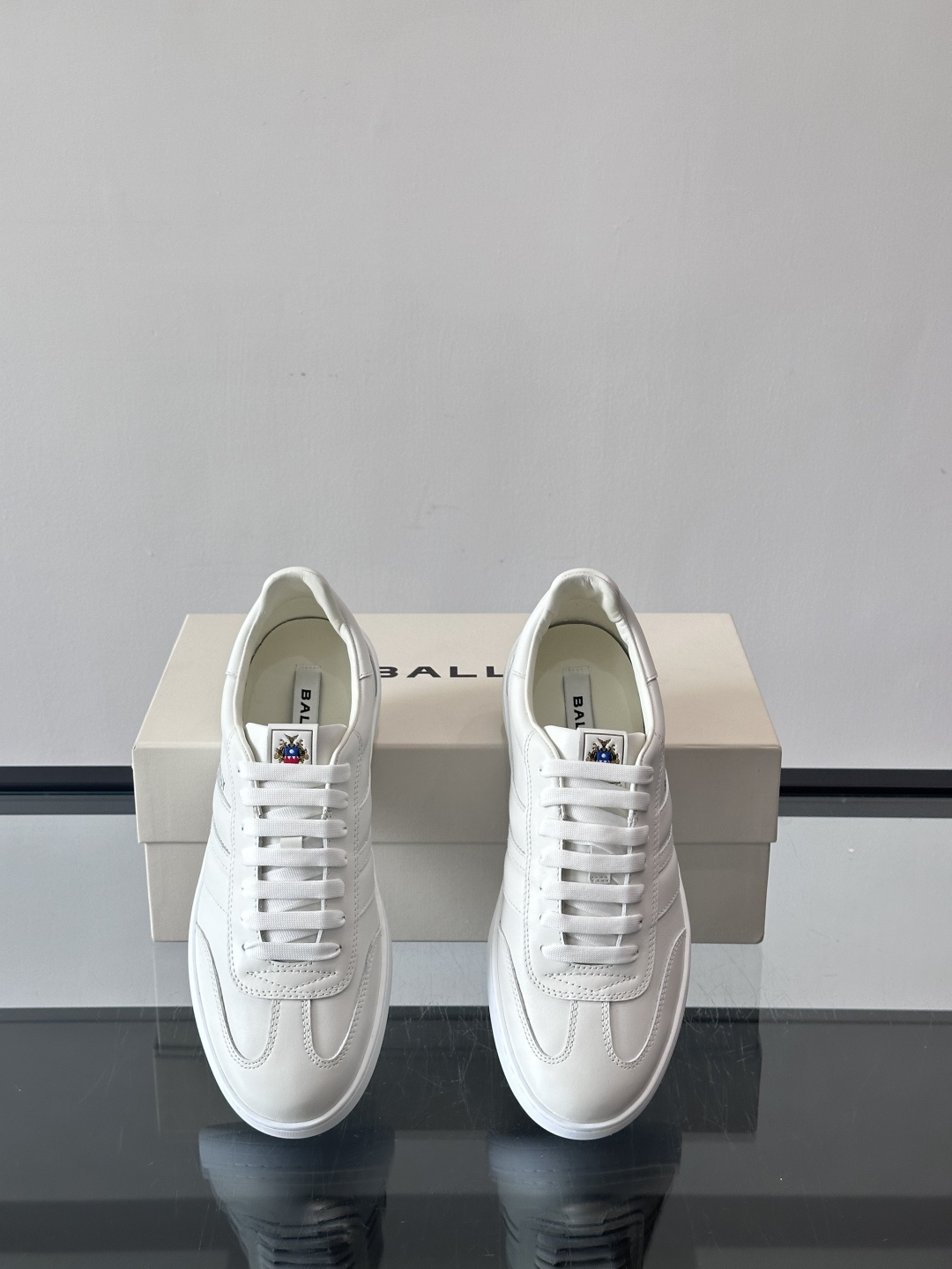 BALLY Retro Crest运动鞋 演绎复刻家徽Retro Crest运动鞋，经典条纹元素点缀简约