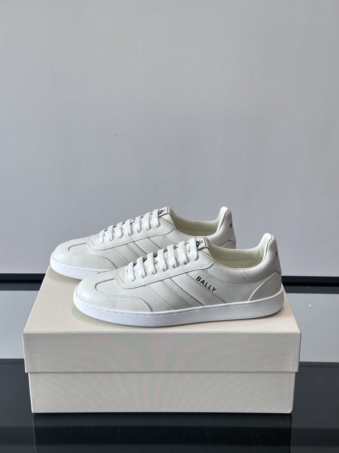 BALLY Retro Crest运动鞋 演绎复刻家徽Retro Crest运动鞋，经典条纹元素点缀简约