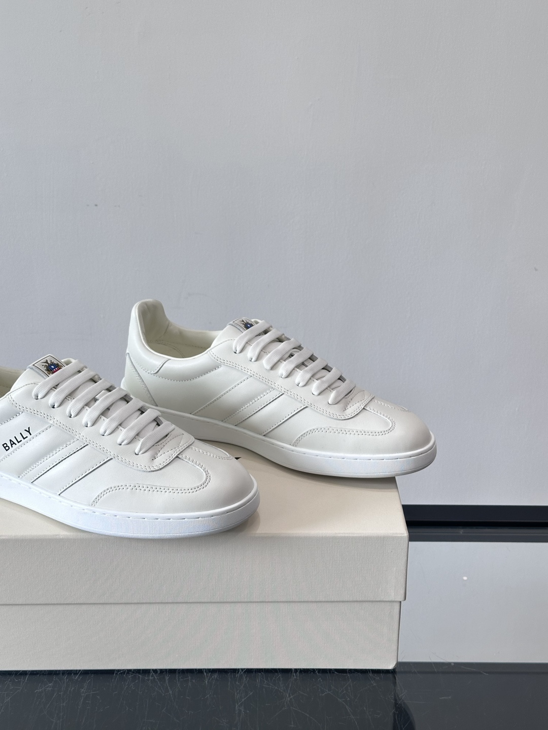 BALLY Retro Crest运动鞋 演绎复刻家徽Retro Crest运动鞋，经典条纹元素点缀简约