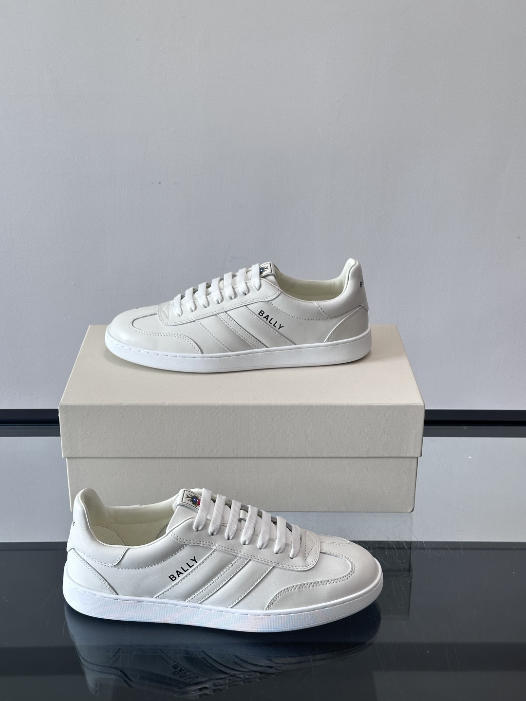 BALLY Retro Crest运动鞋 演绎复刻家徽Retro Crest运动鞋，经典条纹元素点缀简约