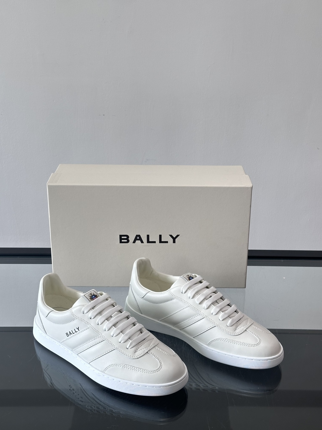 BALLY Retro Crest运动鞋 演绎复刻家徽Retro Crest运动鞋，经典条纹元素点缀简约