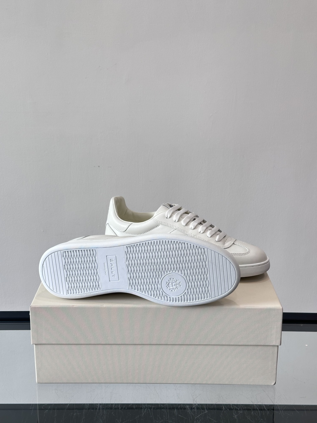 BALLY Retro Crest运动鞋 演绎复刻家徽Retro Crest运动鞋，经典条纹元素点缀简约