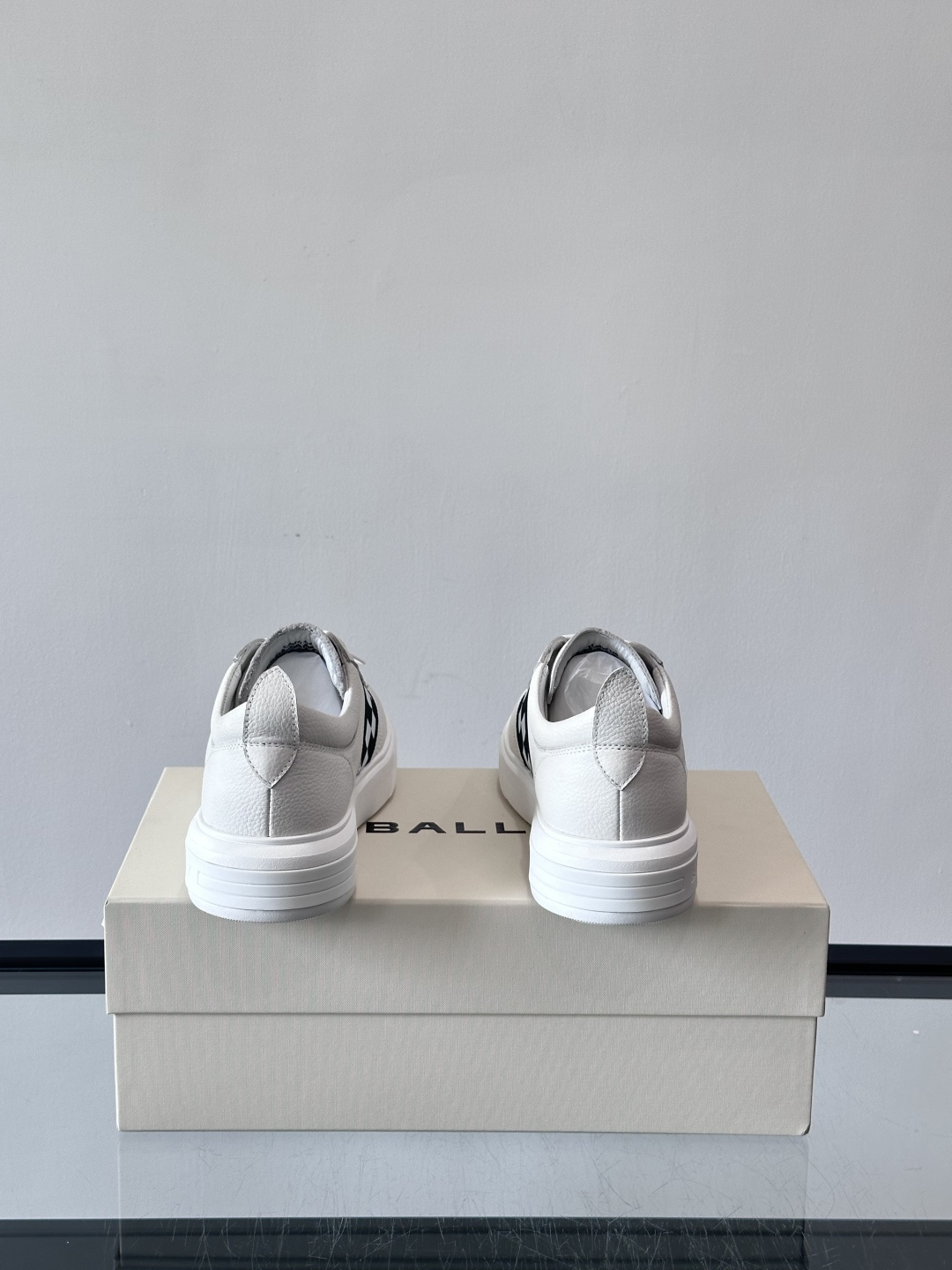 BALLY/巴利 男士新款皮革休闲运动鞋，这款运动鞋采用进口小牛皮制成，搭配经典橡胶鞋底，在永恒的设计中