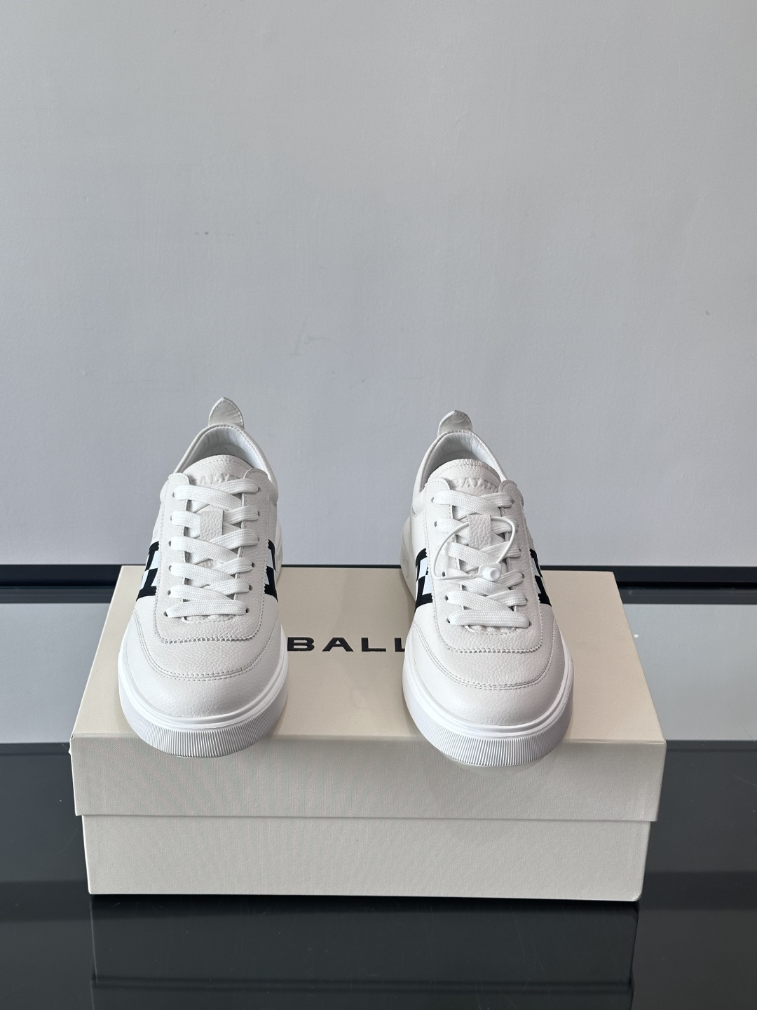 BALLY/巴利 男士新款皮革休闲运动鞋，这款运动鞋采用进口小牛皮制成，搭配经典橡胶鞋底，在永恒的设计中