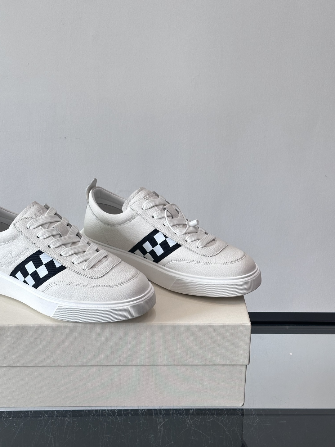 BALLY/巴利 男士新款皮革休闲运动鞋，这款运动鞋采用进口小牛皮制成，搭配经典橡胶鞋底，在永恒的设计中