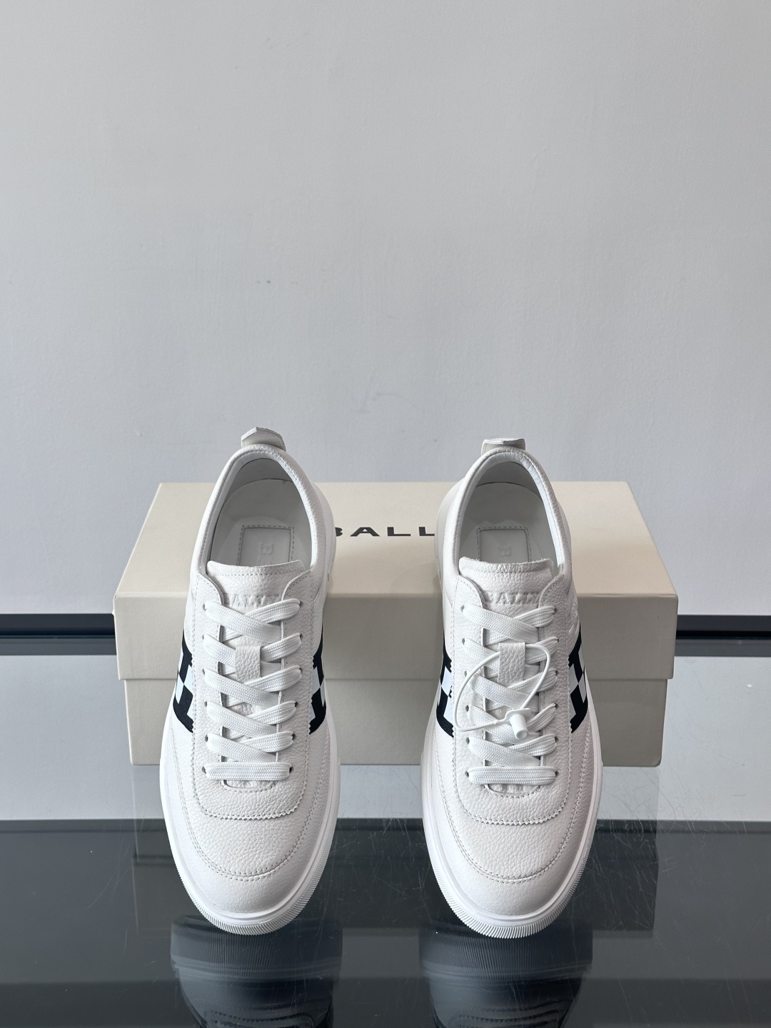 BALLY/巴利 男士新款皮革休闲运动鞋，这款运动鞋采用进口小牛皮制成，搭配经典橡胶鞋底，在永恒的设计中