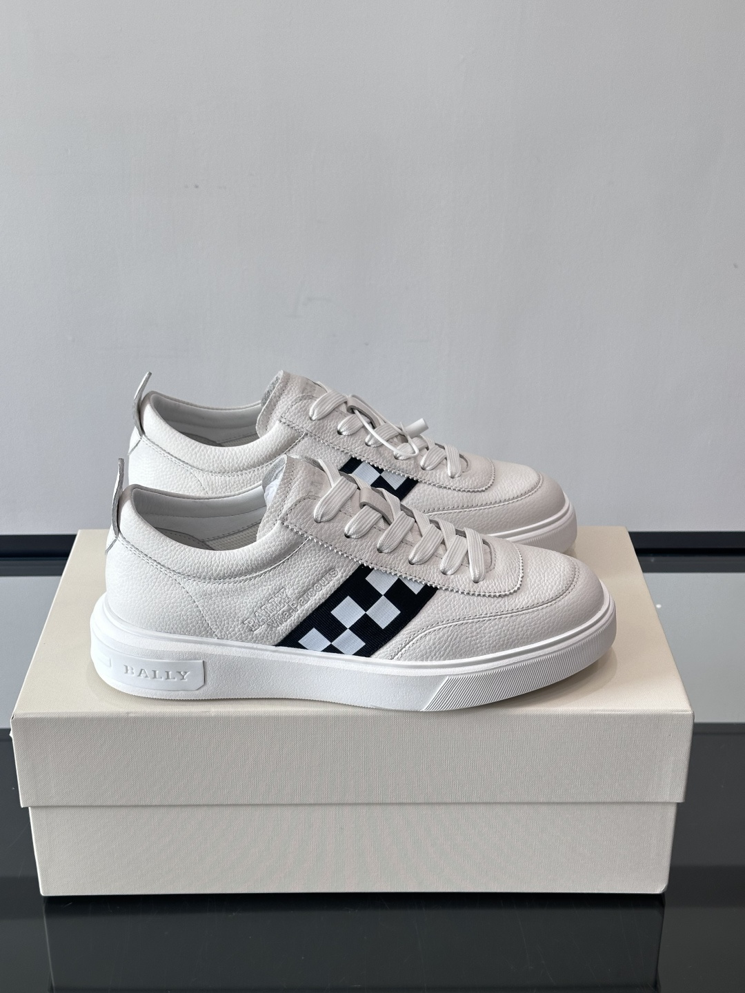 BALLY/巴利 男士新款皮革休闲运动鞋，这款运动鞋采用进口小牛皮制成，搭配经典橡胶鞋底，在永恒的设计中