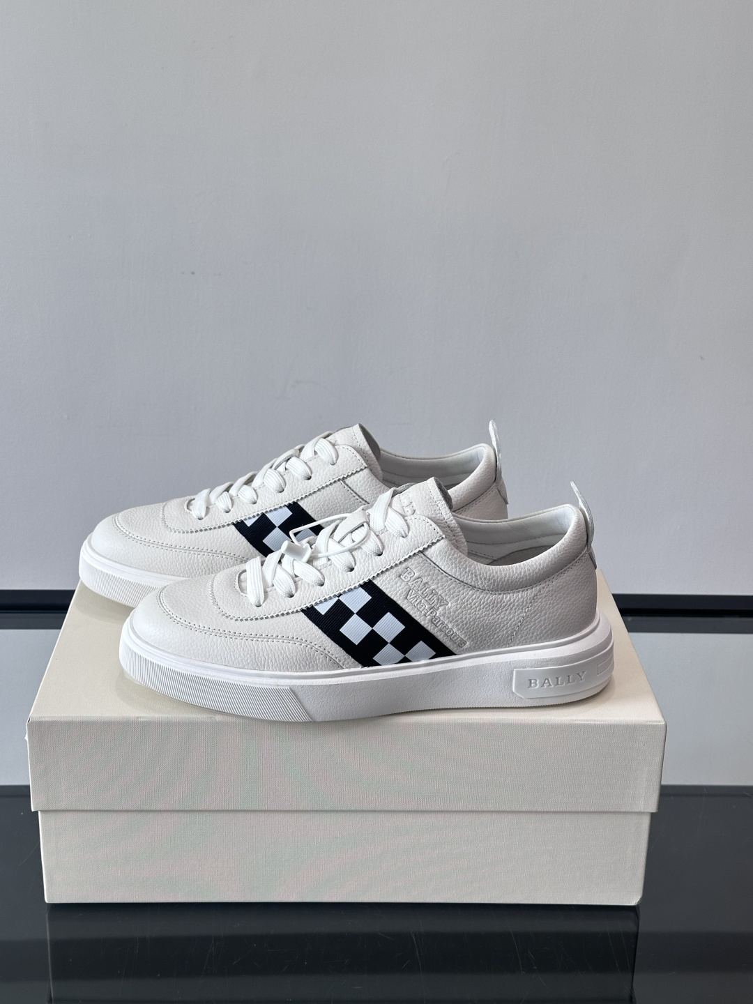 BALLY/巴利 男士新款皮革休闲运动鞋，这款运动鞋采用进口小牛皮制成，搭配经典橡胶鞋底，在永恒的设计中