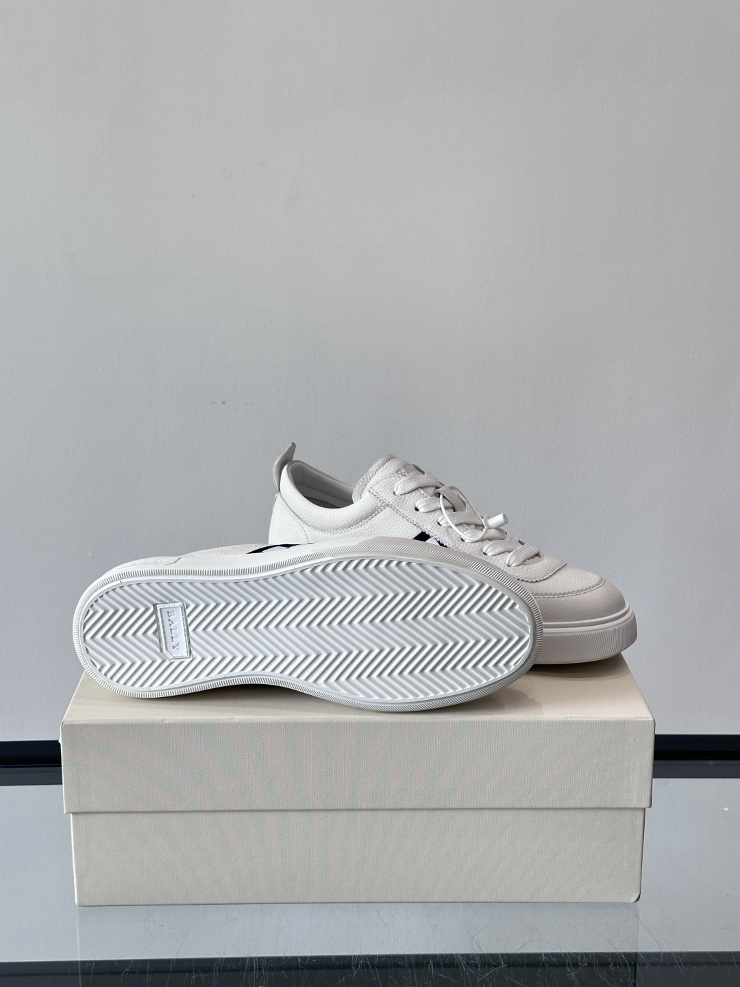 BALLY/巴利 男士新款皮革休闲运动鞋，这款运动鞋采用进口小牛皮制成，搭配经典橡胶鞋底，在永恒的设计中