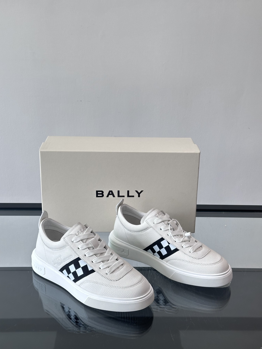 BALLY/巴利 男士新款皮革休闲运动鞋，这款运动鞋采用进口小牛皮制成，搭配经典橡胶鞋底，在永恒的设计中