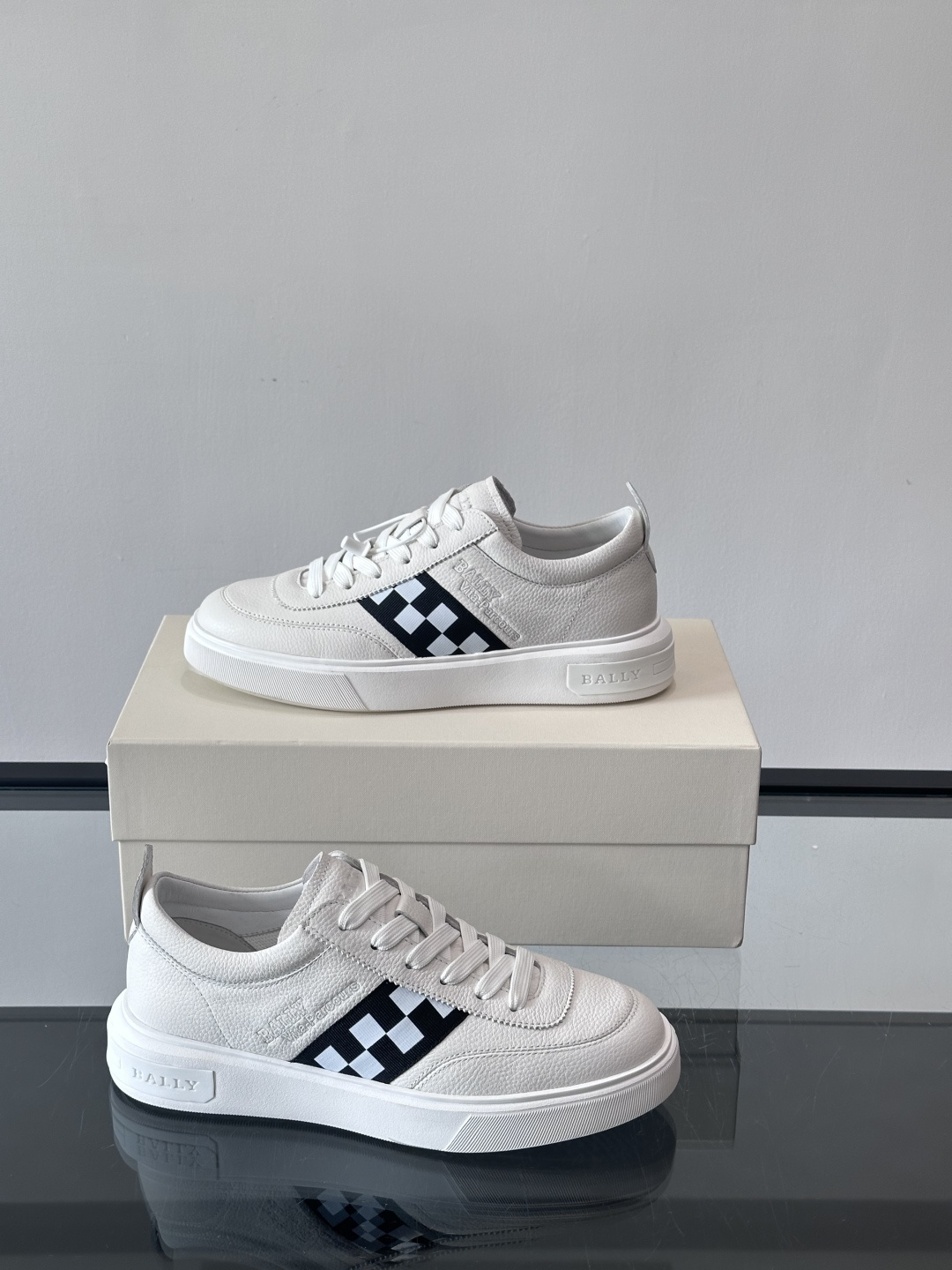 BALLY/巴利 男士新款皮革休闲运动鞋，这款运动鞋采用进口小牛皮制成，搭配经典橡胶鞋底，在永恒的设计中