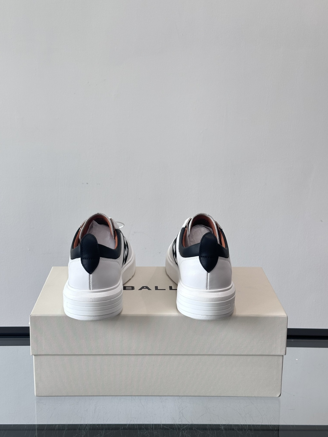 BALLY/巴利 男士新款皮革休闲运动鞋，这款运动鞋采用进口小牛皮制成，搭配经典橡胶鞋底，在永恒的设计中