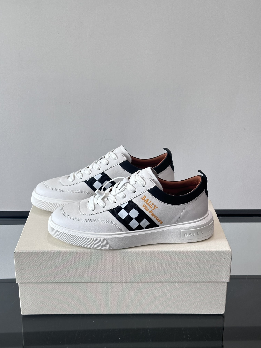 BALLY/巴利 男士新款皮革休闲运动鞋，这款运动鞋采用进口小牛皮制成，搭配经典橡胶鞋底，在永恒的设计中