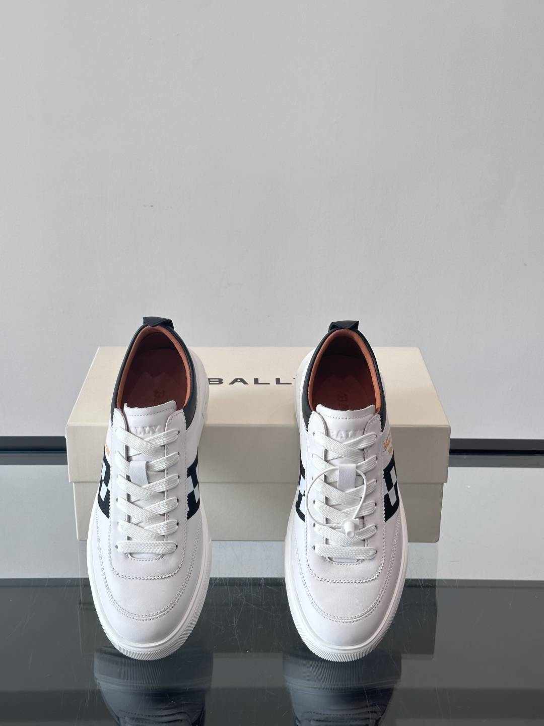 BALLY/巴利 男士新款皮革休闲运动鞋，这款运动鞋采用进口小牛皮制成，搭配经典橡胶鞋底，在永恒的设计中