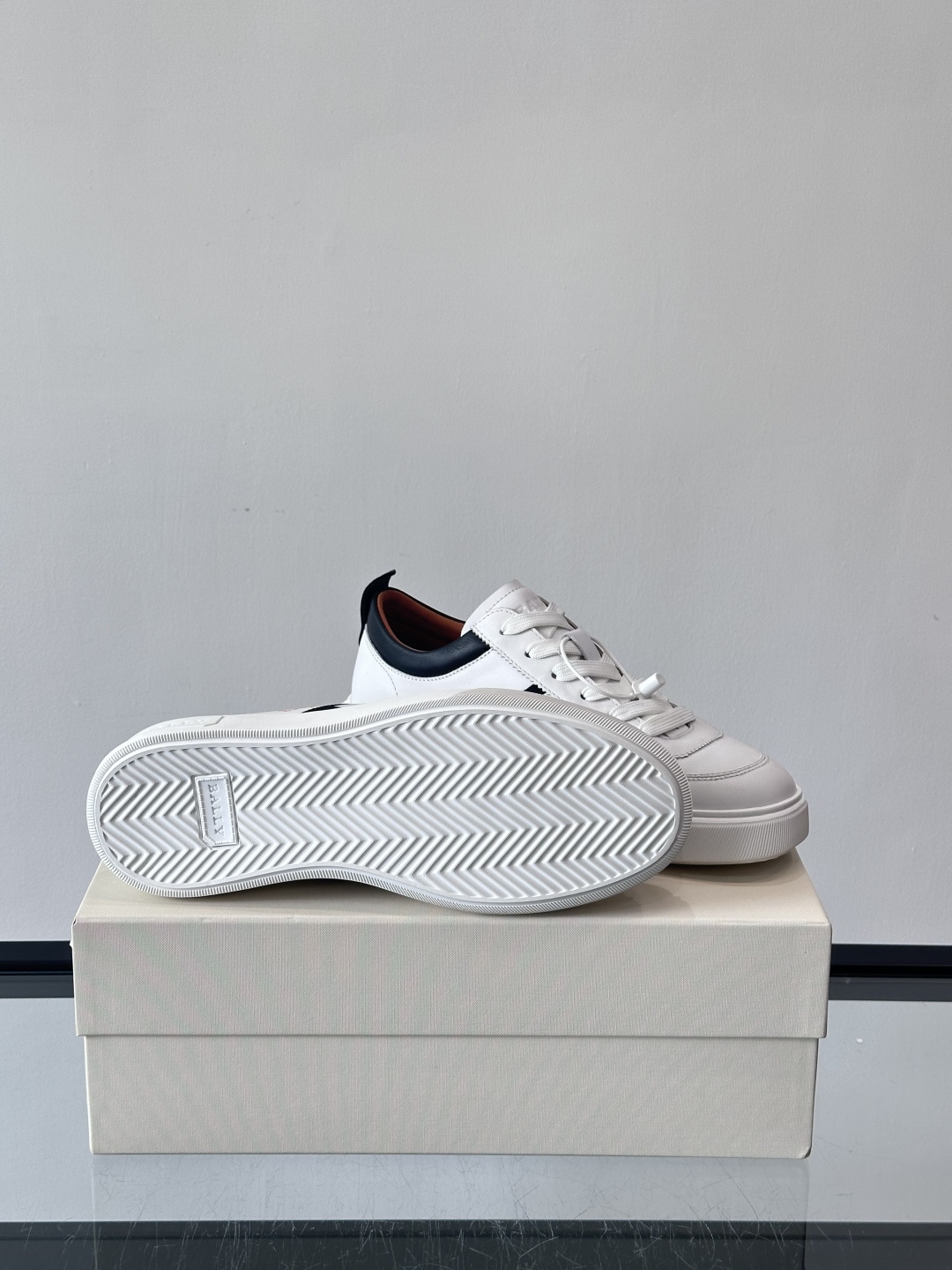 BALLY/巴利 男士新款皮革休闲运动鞋，这款运动鞋采用进口小牛皮制成，搭配经典橡胶鞋底，在永恒的设计中