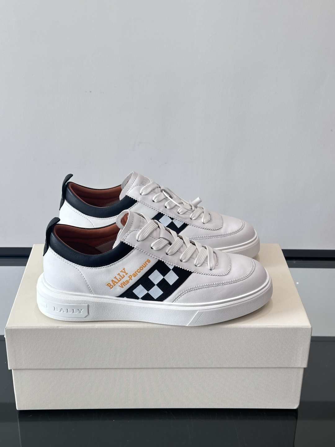 BALLY/巴利 男士新款皮革休闲运动鞋，这款运动鞋采用进口小牛皮制成，搭配经典橡胶鞋底，在永恒的设计中