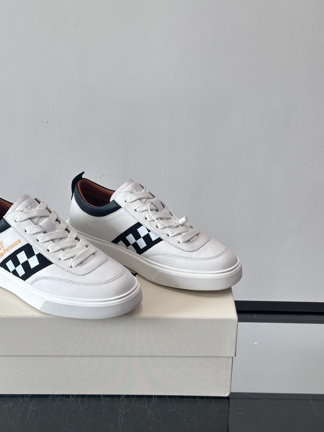 BALLY/巴利 男士新款皮革休闲运动鞋，这款运动鞋采用进口小牛皮制成，搭配经典橡胶鞋底，在永恒的设计中